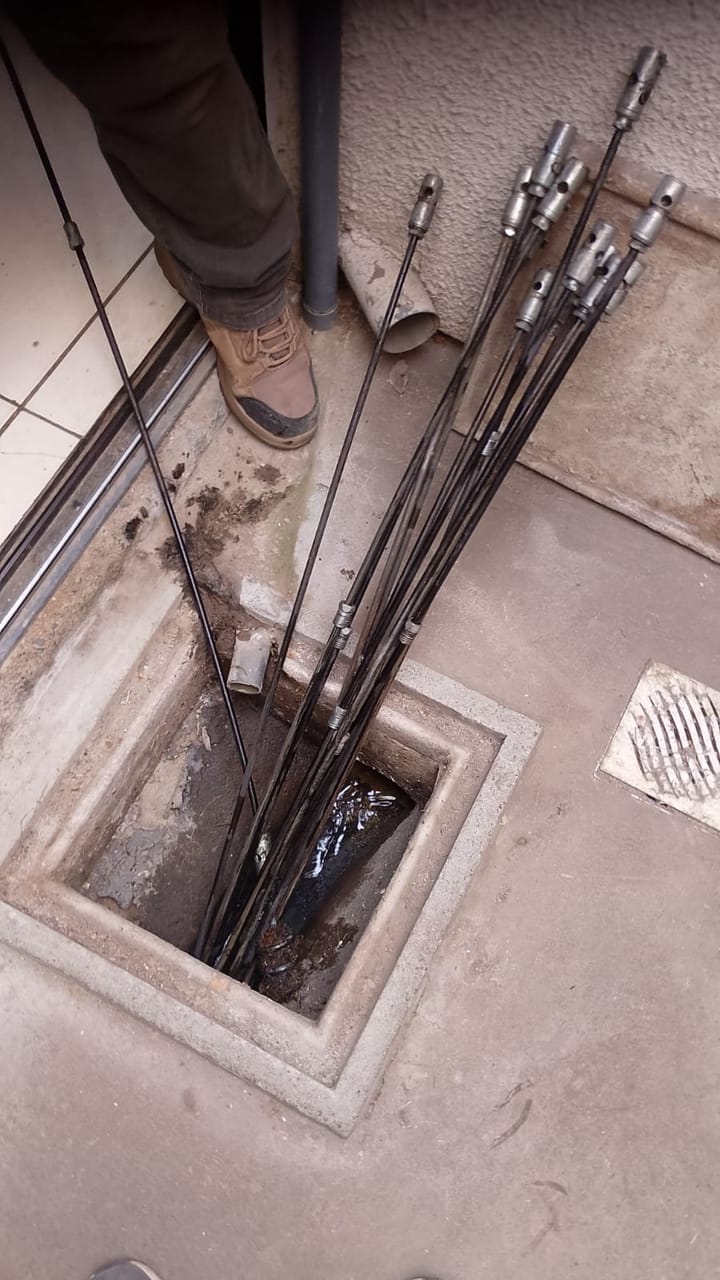 Destape de alcantarillado con varillas metálicas