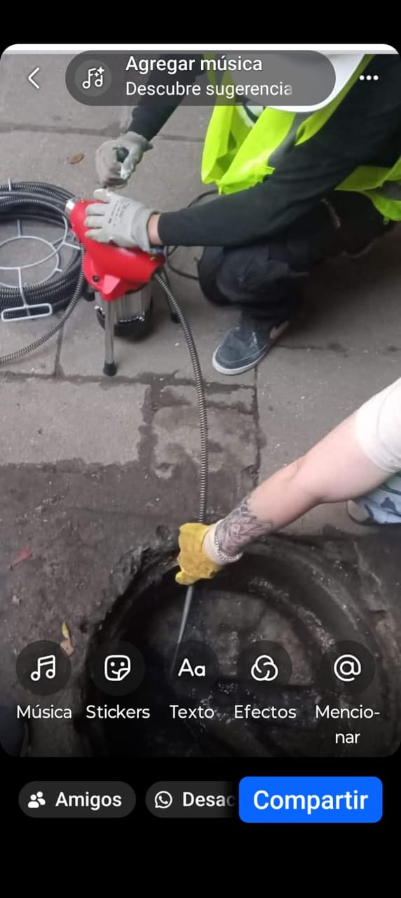 Técnico con máquina eléctrica de destape