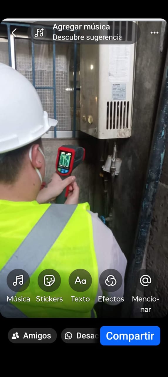 Técnico usando cámara termográfica para detección de fugas